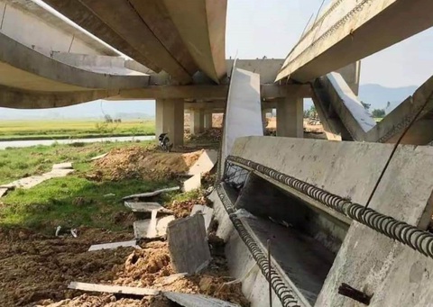 Kiểm tra vụ sập dầm cầu đường cao tốc, Bộ báo cáo Thủ tướng thế nào? - Ảnh 1. Hiện trường sập dầm cầu Nghi Mỹ thuộc dự án cao tốc Diễn Châu - Bãi Vọt ngày 19-5 - Ảnh: CTV
