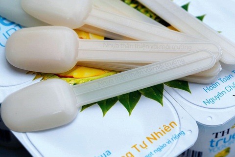 TH cũng thực hiện nhiều giải pháp tiêu dùng nhằm bảo vệ môi trường, như thìa sữa chua, túi nhựa sinh học thân thiện hơn với môi trường, loại bỏ màng co nắp chai nước,... TH cũng thực hiện nhiều giải pháp tiêu dùng nhằm bảo vệ môi trường, như thìa sữa chua, túi nhựa sinh học thân thiện hơn với môi trường, loại bỏ màng co nắp chai nước...