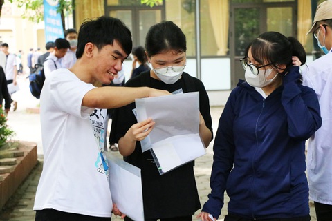 Thí sinh trao đổi bài thi môn ngoại ngữ chiều 29-6 - Ảnh: DOÃN HÒA Thí sinh trao đổi bài thi môn ngoại ngữ chiều 29-6 - Ảnh: DOÃN HÒA