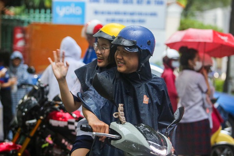 Giỏi lắm rồi con gái, chúc mừng con", anh Nam nói với con mình sau buổi thi cuối cùng - Ảnh: PHƯƠNG QUYÊN Tạm biệt các bạn, tạm biệt mùa thi nhiều cảm xúc! - Ảnh: PHƯƠNG QUYÊN