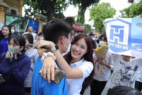 Thí sinh tại điểm thi THPT Chu Văn An ăn mừng đã hoàn thành tốt môn thi cuối chiều 19-6 - Ảnh: DANH KHANG Thí sinh tại điểm thi THPT Chu Văn An ăn mừng đã hoàn thành tốt môn thi cuối chiều 19-6 - Ảnh: DANH KHANG