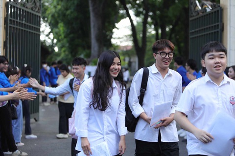 Thí sinh rời điểm thi THPT Chu Văn An (Hà Nội) trong niềm vui hoàn thành tốt môn thi cuối chiều 19-6 - Ảnh: DANH KHANG Thí sinh rời điểm thi THPT Chu Văn An (Hà Nội) trong niềm vui hoàn thành tốt môn thi cuối chiều 19-6 - Ảnh: DANH KHANG