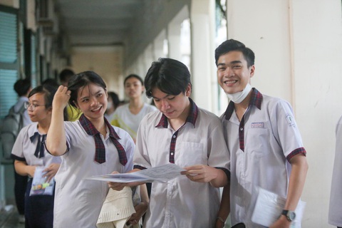 Nhóm bạn của Mai Anh (bìa trái) dò đáp án bài thi ngoại ngữ - Ảnh: PHƯƠNG QUYÊN Nhóm bạn của Mai Anh (bìa trái) dò đáp án bài thi ngoại ngữ - Ảnh: PHƯƠNG QUYÊN