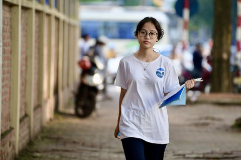 Đề thi môn giáo dục công dân kỳ thi tốt nghiệp THPT 2023 - Ảnh 1. Thí sinh dự thi tổ hợp môn khoa học xã hội tại điểm thi THCS và THPT Lương Thế Vinh, Cầu Giấy, Hà Nội sáng 29-6 - Ảnh: NAM TRẦN