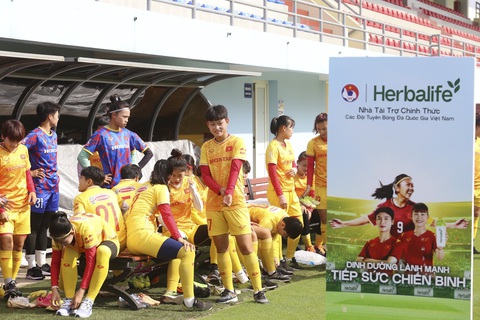 Huỳnh Như bị đồng đội bỏ xa trong buổi tập đầu tiên tại Việt Nam - Ảnh 9. Huỳnh Như bị đồng đội bỏ xa trong buổi tập đầu tiên tại Việt Nam - Ảnh 9.