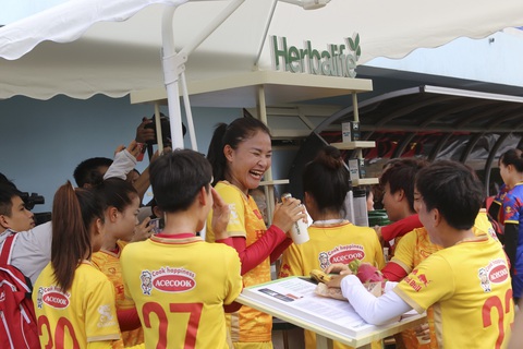 Huỳnh Như bị đồng đội bỏ xa trong buổi tập đầu tiên tại Việt Nam - Ảnh 8. Huỳnh Như bị đồng đội bỏ xa trong buổi tập đầu tiên tại Việt Nam - Ảnh 8.