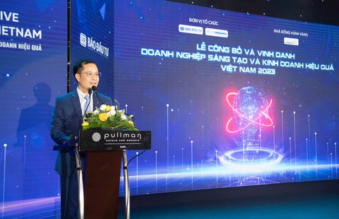 Vietcombank dẫn đầu Top 10 ngân hàng sáng tạo và kinh doanh hiệu quả - Ảnh 1. Ông Lê Hoàng Tùng, kế toán trưởng Vietcombank, chia sẻ về hoạt động đổi mới sáng tạo của ngân hàng này - Ảnh: VCB