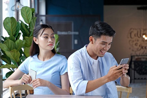 Bị bạn trai méc tòa án vì xem trộm điện thoại - Ảnh 1. Bị bạn trai méc tòa án vì xem trộm điện thoại - Ảnh 1.