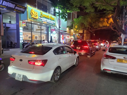 Nhiều tuyến đường Nha Trang kẹt cứng vì Festival biển - Ảnh 3. Nhiều tuyến đường Nha Trang kẹt cứng vì Festival biển - Ảnh 3.