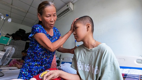 Bà Hồ Thị Sâm theo chăm sóc cháu ngoại Bồ Thị Kim Thảo tại Bệnh viện Trung ương Huế đã gần hai năm nay. Ảnh nhỏ: hai năm qua, bà cháu bà Hồ Thị Sâm và bệnh nhi Bồ Thị Kim Thảo đã “sinh tồn” tại Bệnh viện Trung ương Huế nhờ những bữa cơm thiện nguyện - Ảnh: NHẬT LINH Bà Hồ Thị Sâm theo chăm sóc cháu ngoại Bồ Thị Kim Thảo tại Bệnh viện Trung ương Huế đã gần hai năm nay - Ảnh: NHẬT LINH