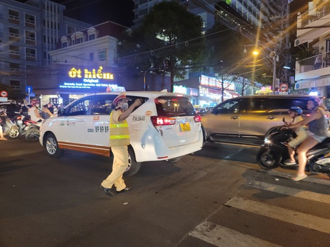 Nhiều tuyến đường Nha Trang kẹt cứng vì Festival biển - Ảnh 6. Nhiều tuyến đường Nha Trang kẹt cứng vì Festival biển - Ảnh 6.
