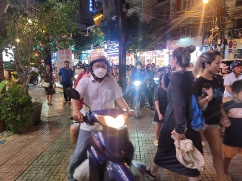Nhiều tuyến đường Nha Trang kẹt cứng vì Festival biển - Ảnh 5. Nhiều tuyến đường Nha Trang kẹt cứng vì Festival biển - Ảnh 5.