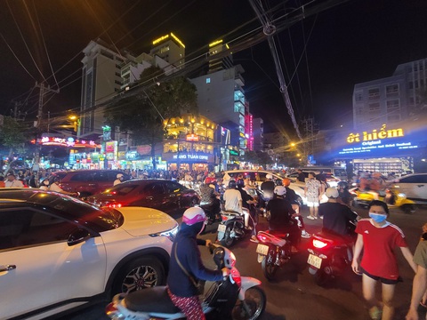 Nhiều tuyến đường Nha Trang kẹt cứng vì Festival biển - Ảnh 7. Nhiều tuyến đường Nha Trang kẹt cứng vì Festival biển - Ảnh 7.