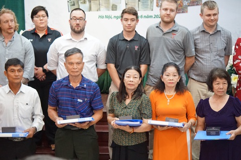 Trao trả hồ sơ di vật cho thân nhân các gia đình liệt sĩ - Ảnh: T.ĐIỂU Trao trả hồ sơ di vật cho thân nhân các gia đình liệt sĩ - Ảnh: T.ĐIỂU