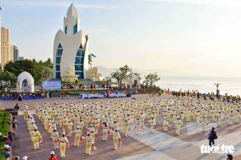 Người cao tuổi đồng diễn dưỡng sinh bên bờ biển Nha Trang - Ảnh 1. Người cao tuổi đồng diễn dưỡng sinh bên bờ biển Nha Trang - Ảnh 1.
