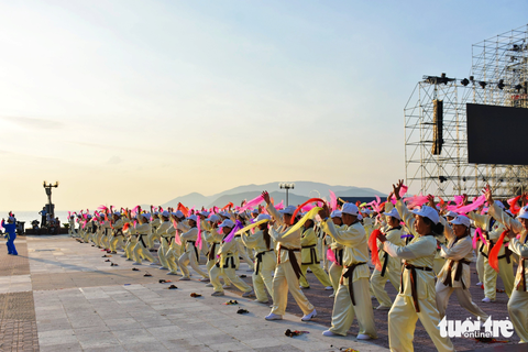 Người cao tuổi đồng diễn dưỡng sinh bên bờ biển Nha Trang - Ảnh 4. Người cao tuổi đồng diễn dưỡng sinh bên bờ biển Nha Trang - Ảnh 4.