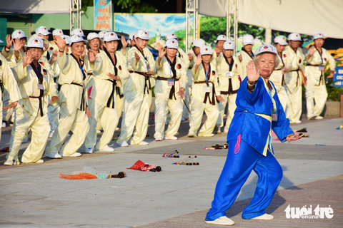Người cao tuổi đồng diễn dưỡng sinh bên bờ biển Nha Trang - Ảnh 6. Người cao tuổi đồng diễn dưỡng sinh bên bờ biển Nha Trang - Ảnh 6.