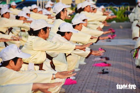 Người cao tuổi đồng diễn dưỡng sinh bên bờ biển Nha Trang - Ảnh 7. Người cao tuổi đồng diễn dưỡng sinh bên bờ biển Nha Trang - Ảnh 7.