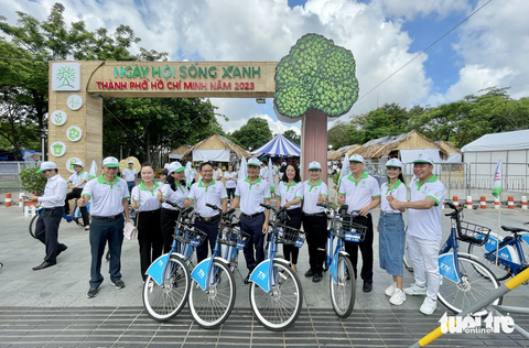 Người dân háo hức đem rác tái chế đến đổi quà tại ngày hội sống xanh - Ảnh 6. Người dân háo hức đem rác tái chế đến đổi quà tại ngày hội sống xanh - Ảnh 6.