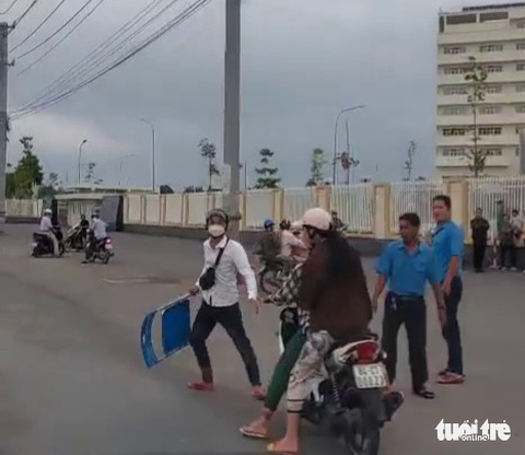 Thanh niên chặn đầu, đập vỡ kính xe cấp cứu - Ảnh 1. Thanh niên chặn đầu, đập vỡ kính xe cấp cứu - Ảnh 1.
