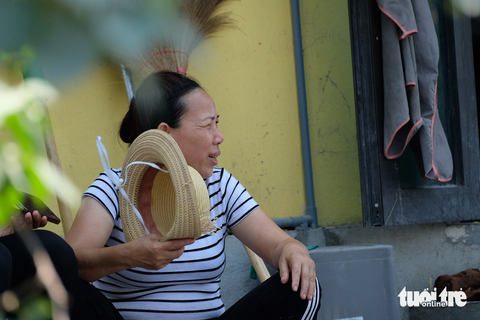 Người dân Hà Nội vạ vật do mất điện trong nắng nóng - Ảnh 3. Người dân Hà Nội vạ vật do mất điện trong nắng nóng - Ảnh 3.