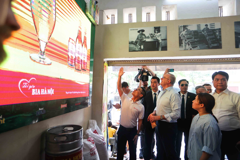 Thủ tướng Úc hô ‘một hai ba dô’ khi uống bia hơi giữa Hà Nội nắng nóng - Ảnh 4. Thủ tướng Úc hô ‘một hai ba dô’ khi uống bia hơi giữa Hà Nội nắng nóng - Ảnh 4.