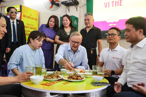 Thủ tướng Úc hô ‘một hai ba dô’ khi uống bia hơi giữa Hà Nội nắng nóng - Ảnh 6. Thủ tướng Úc hô ‘một hai ba dô’ khi uống bia hơi giữa Hà Nội nắng nóng - Ảnh 6.