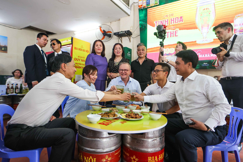 Thủ tướng Úc hô ‘một hai ba dô’ khi uống bia hơi giữa Hà Nội nắng nóng - Ảnh 7. Thủ tướng Úc hô ‘một hai ba dô’ khi uống bia hơi giữa Hà Nội nắng nóng - Ảnh 7.