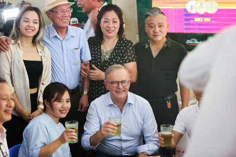 Thủ tướng Úc hô ‘một hai ba dô’ khi uống bia hơi giữa Hà Nội nắng nóng - Ảnh 10. Thủ tướng Úc hô ‘một hai ba dô’ khi uống bia hơi giữa Hà Nội nắng nóng - Ảnh 10.