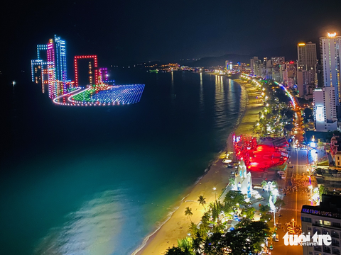 Công nghệ drone light vẽ hình ánh sáng trên bầu trời đêm Nha Trang ra sao? - Ảnh 1. Công nghệ drone light vẽ hình ánh sáng trên bầu trời đêm Nha Trang ra sao? - Ảnh 1.