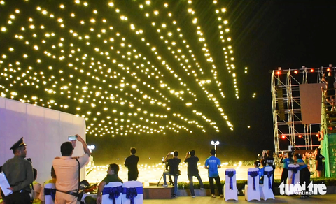 Công nghệ drone light vẽ hình ánh sáng trên bầu trời đêm Nha Trang ra sao? - Ảnh 5. Công nghệ drone light vẽ hình ánh sáng trên bầu trời đêm Nha Trang ra sao? - Ảnh 5.