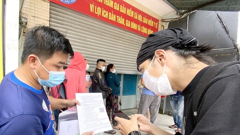 Nhiều người lao động đã xếp hàng chờ vào làm thủ tục tại Bảo hiểm xã hội quận Gò Vấp, TP.HCM - Ảnh: TỰ TRUNG Nhiều người lao động đã xếp hàng chờ vào làm thủ tục tại Bảo hiểm xã hội quận Gò Vấp, TP.HCM - Ảnh: TỰ TRUNG