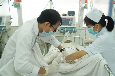 Vụ đánh ghen 7 người bị bỏng: Nhiều bệnh nhân nguy kịch - Ảnh 1. Vụ đánh ghen 7 người bị bỏng: Nhiều bệnh nhân nguy kịch - Ảnh 1.