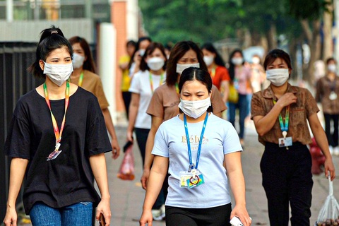 Công nhân nhiều công ty vẫn bám trụ tại Bắc Ninh làm việc do thu nhập tốt hơn về quê dù ít tăng ca hoặc không tăng ca - Ảnh: NG.BẢO Công nhân nhiều công ty vẫn bám trụ tại Bắc Ninh làm việc do thu nhập tốt hơn về quê dù ít tăng ca hoặc không tăng ca - Ảnh: NG.BẢO