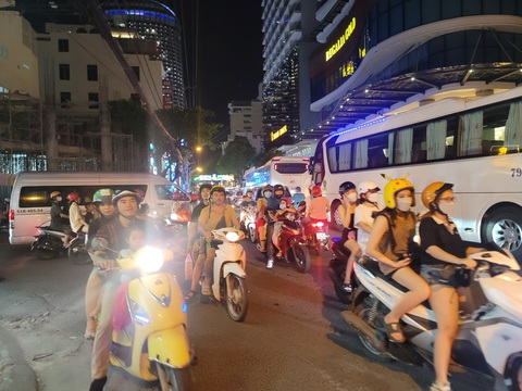 Nhiều tuyến đường Nha Trang kẹt cứng vì Festival biển - Ảnh 2. Nhiều tuyến đường Nha Trang kẹt cứng vì Festival biển - Ảnh 2.