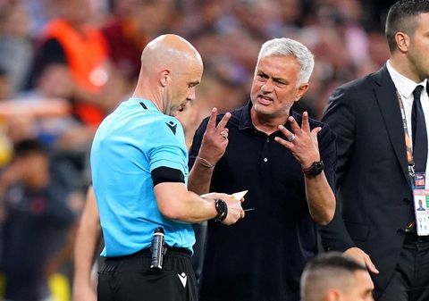 Jose Mourinho bị điều tra vì chửi trọng tài là nỗi ô nhục - Ảnh 1. Jose Mourinho bị điều tra vì chửi trọng tài là nỗi ô nhục - Ảnh 1.