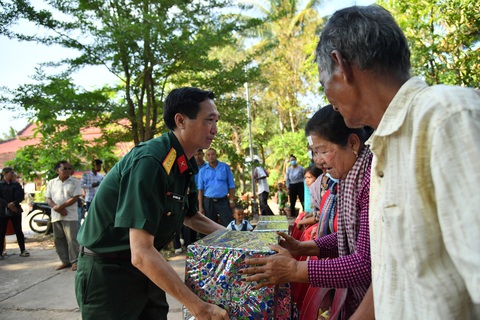 Những món quà nghĩa tình trao gửi đến người dân Campuchia Những món quà nghĩa tình trao gửi đến người dân Campuchia