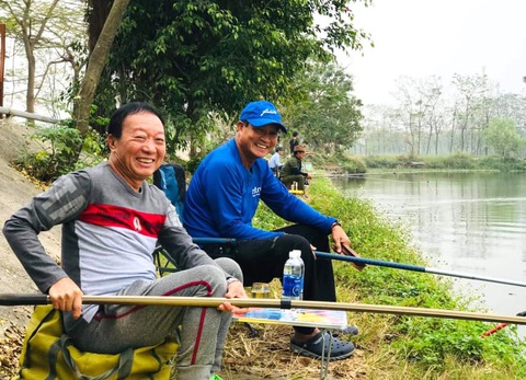 Huấn luyện viên Mai Đức Chung đi câu cá - Ảnh do nhân vật cung cấp Lúc rảnh rỗi, ông Mai Đức Chung đi câu cá cùng bạn bè - Ảnh do nhân vật cung cấp
