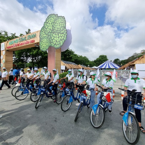 Saigontourist Group tham gia Ngày hội Sống xanh TP.HCM - Ảnh 3. Cán bộ nhân viên Saigontourist Group đạp xe tuyên truyền, phát động Ngày hội Sống xanh TP.HCM