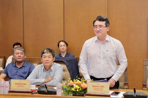 Petrovietnam tiếp nhận bàn giao hồ sơ Dự án Nhà máy Nhiệt điện Ô Môn III và IV - Ảnh 2. Ông Đặng Huy Cường - Thành viên phụ trách HĐTV EVN phát biểu tại Lễ ký.