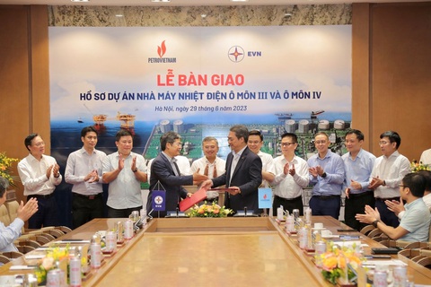 Petrovietnam tiếp nhận bàn giao hồ sơ Dự án Nhà máy Nhiệt điện Ô Môn III và IV - Ảnh 3. Đại diện EVN và Petrovietnam ký kết Biên bản bàn giao.