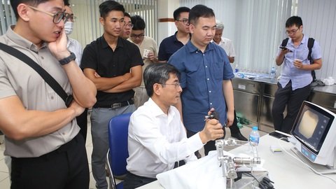 Xem bác sĩ ở Huế được tập huấn kỹ thuật mổ nội soi từ xa bằng robot trên… heo - Ảnh 2. Xem bác sĩ ở Huế được tập huấn kỹ thuật mổ nội soi từ xa bằng robot trên… heo - Ảnh 2.