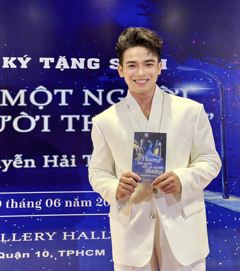 Hải Triều viết sách Thương một người đã có người thương - Ảnh 1. Hải Triều viết sách Thương một người đã có người thương - Ảnh 1.