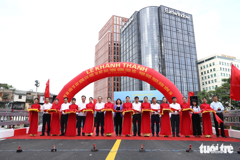 Hà Nội thông xe cầu vượt chữ C sau 1 năm chậm tiến độ - Ảnh 1. Hà Nội thông xe cầu vượt chữ C sau 1 năm chậm tiến độ - Ảnh 1.
