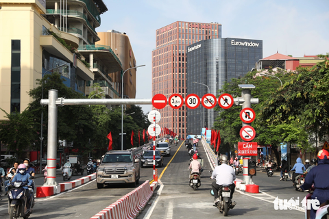Hà Nội thông xe cầu vượt chữ C sau 1 năm chậm tiến độ - Ảnh 2. Hà Nội thông xe cầu vượt chữ C sau 1 năm chậm tiến độ - Ảnh 2.