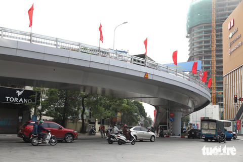 Hà Nội thông xe cầu vượt chữ C sau 1 năm chậm tiến độ - Ảnh 4. Hà Nội thông xe cầu vượt chữ C sau 1 năm chậm tiến độ - Ảnh 4.