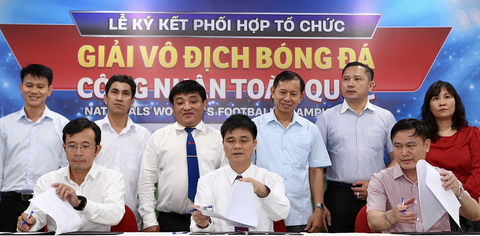 Giải vô địch bóng đá công nhân toàn quốc: Cấm cầu thủ chuyên nghiệp - Ảnh 1. Chiều 21-6, lễ ký kết phối hợp tổ chức Giải vô địch bóng đá công nhân toàn quốc - National Worker’s Football Championship đã diễn ra tại tòa soạn báo Tuổi Trẻ TP.HCM - Ảnh: HOÀNG TÙNG