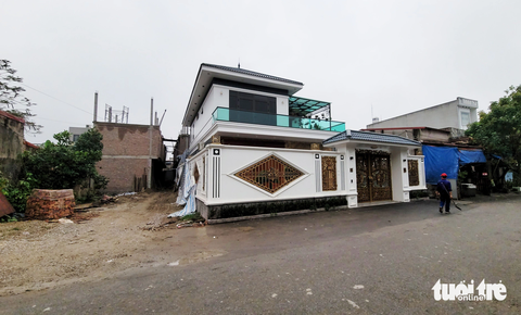 Miễn nhiệm chủ tịch phường để vợ xây dãy nhà không phép - Ảnh 2. Miễn nhiệm chủ tịch phường để vợ xây dãy nhà không phép - Ảnh 2.