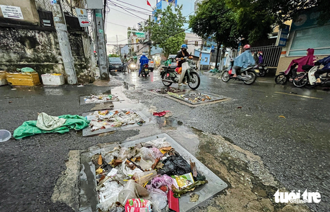 Rác đầy miệng cống, mưa không ngập đường mới lạ - Ảnh 1. Rác đầy miệng cống, mưa không ngập đường mới lạ - Ảnh 1.