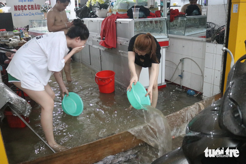 Rác đầy miệng cống, mưa không ngập đường mới lạ - Ảnh 3. Rác đầy miệng cống, mưa không ngập đường mới lạ - Ảnh 3.